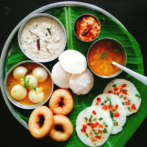 No matter from which part of India we belong to, South Indian breakfast is made in every household. In South India, Dosa, Idli, Vada and Uttapams are made for their daily breakfast, whereas in North India they are usually made for the weekend breakfast. But there are days when you want to have a full south Indian thali for your breakfast at home, either on weekend or on a special occasion. Therefore, we get you a full South Indian thali which includes Homemade Soft Idli, Mini Idli, Vegetable ... Mini Idli, Idli Vada, Veg Breakfast Recipes, Indian Thali, South Indian Breakfast Recipes, Menu Sarapan Sehat, Resep Salad, Easy Chicken Breast, Diner Recept