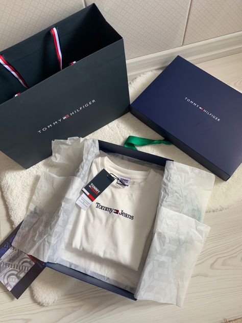 Shirt Gift Box Ideas, Gifts For Boyfriend Aesthetic, Boyfriends Birthday Ideas, Wedding Pool Party, Birthday Haul, Luxury Gifts For Men, Hygge Gifts, Gift Box For Men, Creative Birthday Gifts