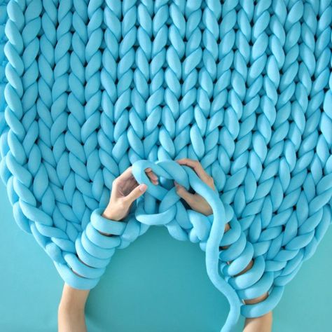 Braid Blanket, Arm Crocheting, Homemade Blankets, Crochet Blanket Diy, Diy Tricotin, Diy Knit Blanket, Arm Knitting Blanket, Arm Knit, Hand Knit Blanket