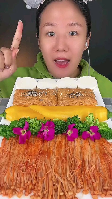 Satisfying Eats, Asmr Mukbang, Asmr Eating, Asmr Food, Body Fragrance, Amazing Food Art, Kawaii Cooking, Slime And Squishy, Satisfying Videos