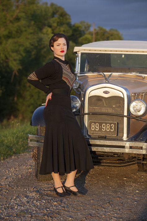 Bonnie & Clyde - Made for TV Promo Bonnie Parker Outfit, Gangster Photoshoot, Bonnie And Clyde Car, Bonnie And Clyde Costume, Bonnie And Clyde Halloween, Bonnie Parker, Holliday Grainger, Lucrezia Borgia, Gangster Movies