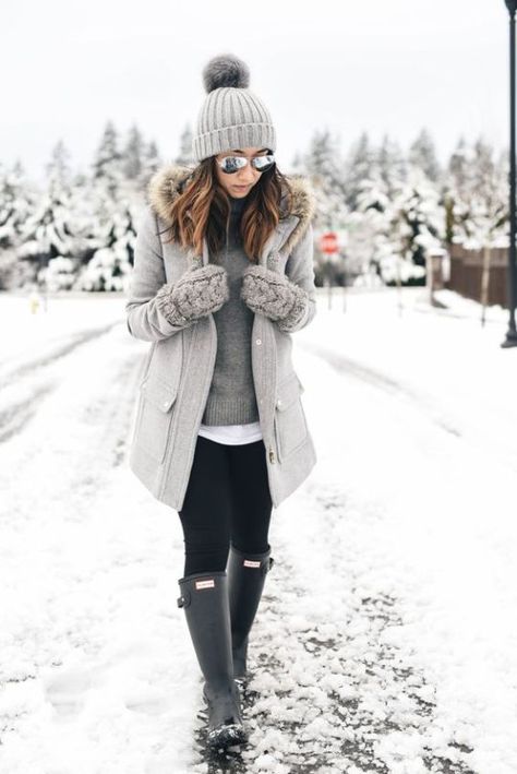 12 Warm Winter Outfits That Are Still Chic - Society19 Winter Outfits Casual Cold, Vinter Mode Outfits, Snow Day Outfit, Cold Weather Outfits Winter, Pretty Winter Outfits, Winter Outfits Snow, Black Leggings Outfit, Winter Outfits Warm, Cold Weather Outfit