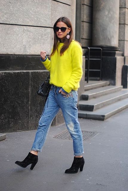 neon yellow sweater with boyfriend jeans and booties // fort & field Yellow Sweater Outfit, Neon Sweater, Bright Sweater, Winter Sweater Outfits, Outfits Con Jeans, Bright Outfits, Neon Outfits, Neon Fashion, Moda Chic