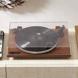 Turntable Setup Ideas, Vynal Record Player, Vinyl Record Player Setup, Modern Record Player Setup, Record Player Aesthetic Living Room, Vintage Record Player Aesthetic, Vinyl Player Aesthetic, Record Player Living Room, Mcm Library