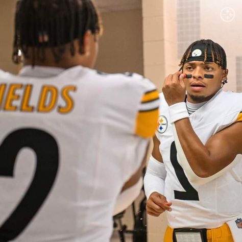 Man In The Mirror, Justin Fields, Nfl Football Players, Football Boys, Best Player, Chicago Bears, Pittsburgh Steelers, The Mirror, Nfl Football