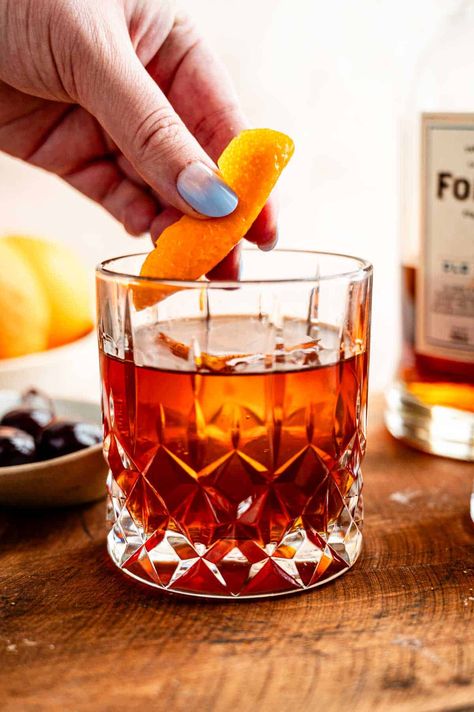 How to make a perfect Old Fashioned - The G & M Kitchen How To Make An Old Fashioned Cocktail, Old Fashion Drink, Old Fashioned Recipes Cocktail, Old Fashion Recipe, Old Fashion Drink Recipe, Cinnamon Cocktail, Perfect Old Fashioned, Drinks Alcohol Recipes Easy, Brown Sugar Simple Syrup