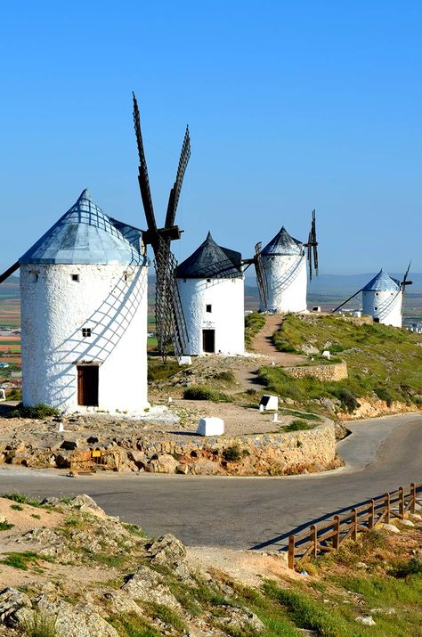 Descubre el pueblo de Consuegra, un lugar de cuento con el que soño Don Quijote - Foto 6 Old Windmills, Toledo Spain, Beautiful Sites, Spain And Portugal, City Maps, Andalusia, Spain Travel, Beautiful Places To Visit, Amazing Destinations