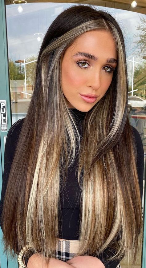 19 Two Tone Hair Color Ideas for brunettes | two tone hair blonde & brown Two Tone Hair Color Ideas, Blonde Hightlights, Two Tone Hair Color, Peekaboo Hair Colors, New Hair Color Trends, Two Toned Hair, Two Tone Hair, Hair Color Underneath, Peekaboo Hair