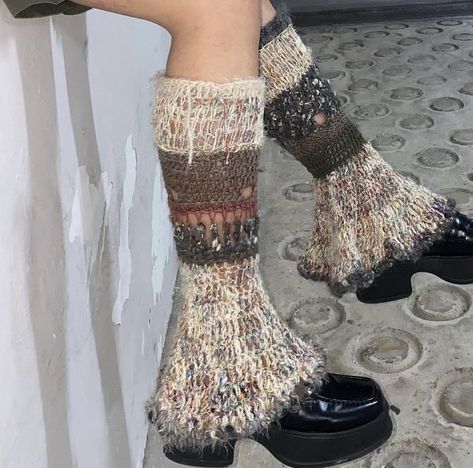 Crochet Flare Leg Warmers, Flare Bottoms, Crochet Leg Warmers, Dr Shoes, Crochet Design Pattern, Crochet Fashion Patterns, Diy Crochet Projects, Crochet Fashion, Cute Crochet