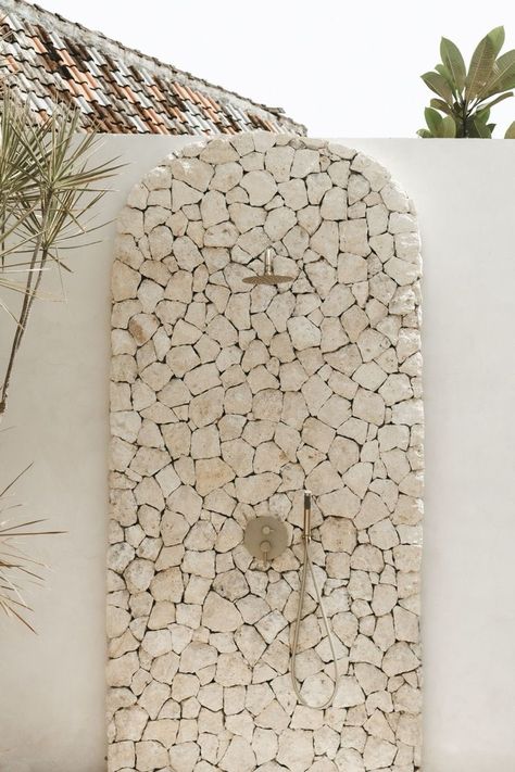 Spanish Outdoor Shower Ideas, Middle Eastern Backyard Ideas, Bali Shower Outdoor, Earthy Pool Design, Outdoor Garden House, Bali Outdoor Shower Ideas, Bali Shower Ideas, Bali Home Aesthetic, Outdoor Shower And Bath