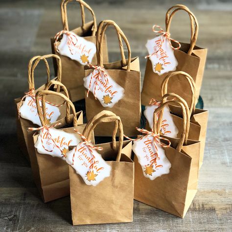 Friendsgiving Treat Bags, Diy Thanksgiving Treat Bags, Friendsgiving Goody Bags, Thanksgiving Bags For Adults, Autumn Treat Bags, Thanksgiving Goody Bags For Adults, Thanksgiving Treat For Coworkers, Thanksgiving Treats For Staff, Thankful For You Gifts Thanksgiving