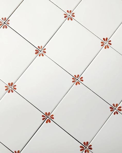 Celebrating simple, timeless browns in today’s post. Contrary to the pop of colour that our work usually has, a large number of kitchen tile projects that we do are in earthy, muted browns. Over the past few years, we’ve painted an incredible variety in just brown tiles, from delicate florals to playful, personalised tiles that tell you the family story! They all might be brown, but each custom tile project was unique in its own way! Swipe to see how different they all are :) Which of these d... Hand Painted Floor Tiles, Kitchen Tiles Pattern, Floral Tile Backsplash Kitchen, Hand Painted Tiles Kitchen, Tiles Painting, Paint Tiles, Colorado House, Painting Practice, Painted Tiles