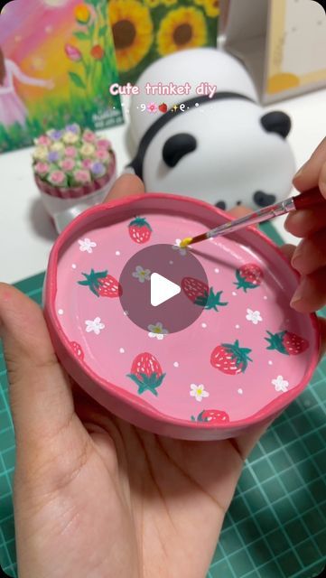 Rishita | Art & Diy ୨ৎ on Instagram: "Made this cute diy trinket from jar lid🤌 . . . (Trinket, jewellery box, diy jewellery box, diy trinket, best out of waste, handmade gift ideas, gift for her, surface painting, acrylic painting, storage box, jewellery tray) #trinkets #diycrafts #colourslia" Tray Painting Ideas Diy Crafts, Lid Crafts Ideas, Painted Trinket Box Ideas, Diy Jewellery Box Ideas, Best Out Of Waste Ideas For Kids, Tray Painting Ideas, Jewellery Box Diy, Waste Out Of Best, Painting Storage