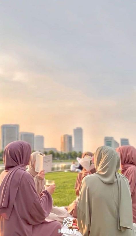 Hijab Friends Aesthetic, Muslim Friends Aesthetic, Hijabi Besties, Islamic Friends, Hijabi Friends, Wedding Moments Photography, Muslim Friends, Fesyen Islam, Muslimah Photography