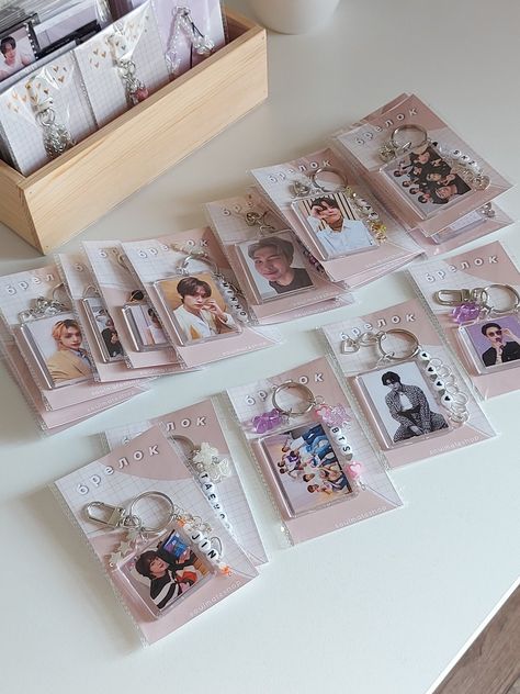 Freebies Ideas For Packaging, K-pop Freebies Ideas, Kpop Store Ideas, Give Aways Ideas Birthday, Kpop Business Ideas, Freebies Ideas Kpop, Microemprendimiento Ideas, Concert Freebies Kpop Ideas, Kpop Concert Freebies