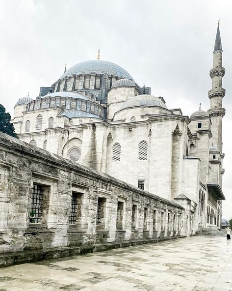 MKP Al-Haris on Instagram: “Süleymaniye Mosque Fatih, Istanbul, Turkey 🇹🇷 November 2020 @suleymaniyemosque @istanbul @turkeytravel90 #digitalnomad #globetrotting…” Digital Nomad, Istanbul Turkey, Travel Blogger, Taj Mahal, Travel Blog, Istanbul, Building, Travel, On Instagram