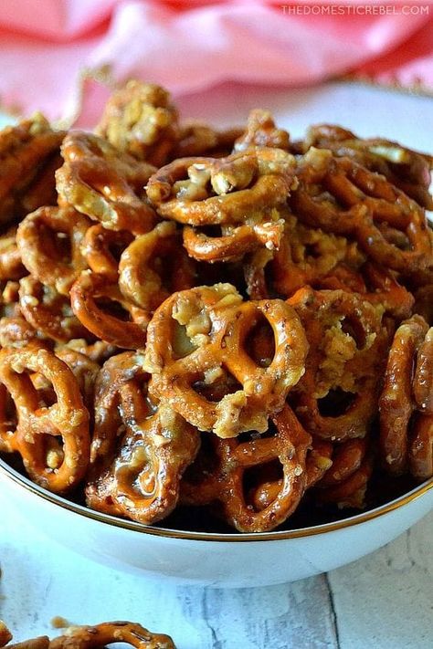 Mouthwatering Recipes | These Butter Toffee Pretzels are addictive, easy and SO divine | Facebook Butter Toffee Pretzels, Toffee Pretzels, Pretzel Toffee, Awesome Appetizers, Super Snacks, Butter Toffee, Candy Recipes Homemade, Snack Mix Recipes, Christmas Candy Recipes