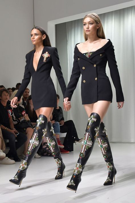 Gigi Hadid || Versace S/S 2018 RTW (September 22, 2017) Gigi 2, Glamouröse Outfits, Elegantes Outfit Frau, Versace Runway, Boss Ladies, Model Runway, Runway Fashion Couture, Runway Outfits, Gorgeous Outfits