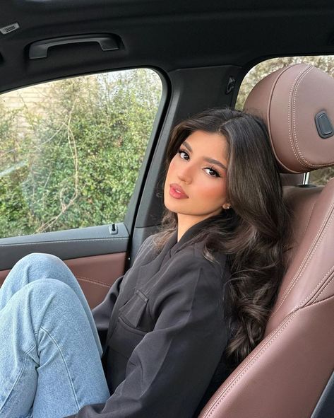 Photos In Car Ideas, Rashan Mh, Fall Photo Shoot Outfits, Loud Music, Car Poses, Pose Fotografi, Model Pose, Selfie Poses Instagram, Stylish Photo Pose