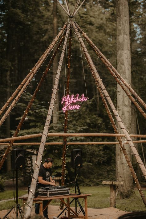 Boho Dj Booth, Outdoor Dj Booth Ideas, Wood Dj Booth, Festival Set Up, Festival Dj Booth, Festival Photo Op, Outdoor Dj Booth, Dj Booth Ideas, Tipi Party