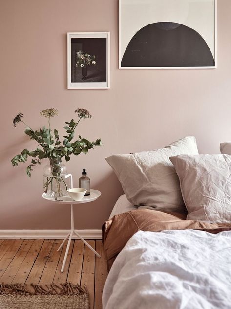 Dusty pink bedroom walls - COCO LAPINE DESIGNCOCO LAPINE DESIGN Warna Bilik Tidur, Bilik Tidur Kecil, Dusty Pink Bedroom, Scandinavian Bedrooms, Reka Bentuk Bilik Tidur, Pink Bedroom Walls, Hiasan Dalaman Rumah, Reka Bentuk Dalaman, Design Ložnic