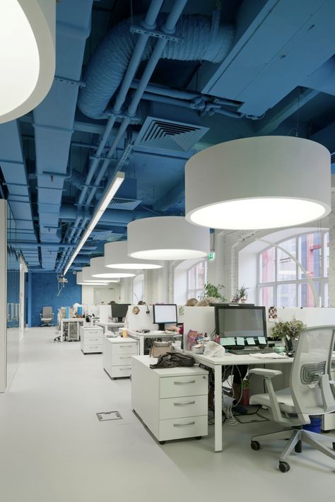 Image 10 of 16 from gallery of OPTIMEDIA Media Agency Office / Nefa Architects. Photograph by Ilya Ivanov Agency Office, Interior Kantor, Office Ceiling, Open Ceiling, Blue Ceilings, Corporate Office Design, Office Space Design, Modern Office Design, Corporate Interiors