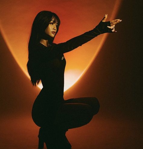 Fierce Poses Photography, Kill Bill Inspired Photoshoot, Fierce Women Aesthetic, Photo Poses Baddie, Dark Femine Photoshoot, Dark Fem Photoshoot, Dark Feminine Photoshoot Ideas, Man Eater Photoshoot, Dark Feminine Poses