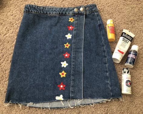 Denim Skirt Painting Ideas, Painted Denim Skirt, Skirt Painting, Painting Skirt, Simple Flower Pattern, Diy Denim Skirt, Y2k Denim Skirt, Jelly Purse, Clothing Upcycle