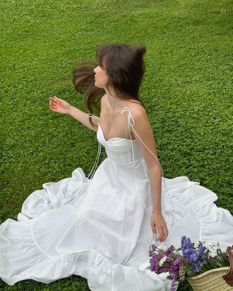 🕊️🤍 my fav season. the dress: zara 2673/297/250 #summerdress #summeroutfit #elegantstyle #chicfashion #romanticstyle Long White Flowy Dress, Flowy Dress Aesthetic, 18th Photoshoot, White Zara Dress, Flowy Outfit, Flowy White Dress, Spring Shoot, Birthday Clip, Cottagecore Outfit