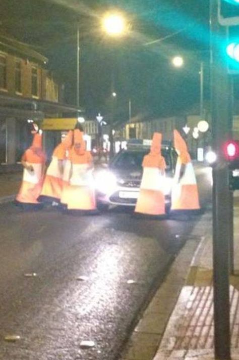 Traffic cones...yes, dress as traffic cones and stand around random cars on Halloween night, lol...yes Traffic Cone Costume, Funny Group Halloween Costumes, Funny Fancy Dress, Best Friend Costumes, Best Costume Ever, Friend Costumes, Drinking Games For Parties, Duo Costumes, Traffic Cone