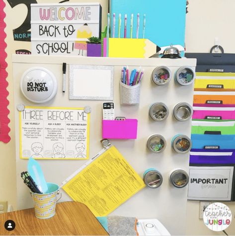 School Reading Corner, Ecse Classroom, Reading Corner Ideas, Teacher Desk Areas, Whiteboard Organization, Desk Organization Tips, Teacher Desk Organization, Classroom 2023, Desk Organization Ideas