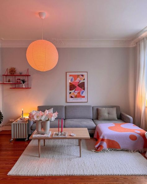 Colorful Modern Living Room, Diy Home Decor Living Room, Grey Sofa Living Room, Grey Couch, Grey Sofa, Future Apartment Decor, Colourful Living Room, Home Decor Living Room, Apartment Decor Inspiration