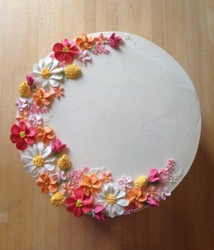 Wildflower Cake Decoration, Wildflower Cake Design, Pastel Flowers Cake, Buttercream Wildflower Cake, Cake Decorating Floral, Birthday Cake With Fondant Flowers, Circle Cake Ideas Simple, Piped Floral Cake, Simple Floral Birthday Cake