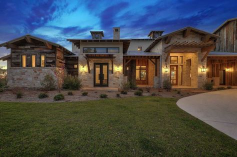 A fresh farmhouse designed with reclaimed timbers in Texas Hill Country Texas Hill Country House Plans, Aesthetic Mansion, Interesting Homes, Stone Homes, Texas Farmhouse, Texas Farm, Farmhouse Exterior Design, Mansion Exterior, Farmhouse Fresh