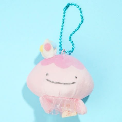 This kawaii Daiou Icekurage plushie charm is decorated with a whipped cream hat! Add a dose of cuteness to your favorite backpack by attaching this pink jellyfish charm! The special design comes from the “Jinbesan & Icekurage” collection where Jinbesan meets ice cream-looking friends from Antarctica. Made from super soft material Comes with a removable ball chain Josie Core, Jellyfish Charm, Cream Hat, Pink Jellyfish, Kawaii Room Decor, Aesthetic Board, Highlighters Markers, Best Candy, Kawaii Room