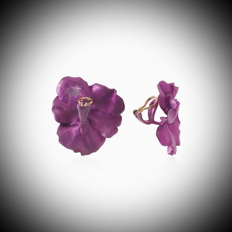 JAR Paris. PANSY ALUMINUM EARRINGS. Aluminum, 18K yellow gold (clips only, French Mark), signed JAR, 'Merci', pink JAR pouch. Stamped '30 X 2002' and 'merci!'. Price Realised USD 16,380 // Estimate USD 2,000 - USD 3,000. Size/Dimensions: 3,8 x 3,8 cm (11⁄2 x 11⁄2 in). Gross Weight: 12,5 gr. [CHRISTIE’S New York - Jewels Online - 9 FEB. 2023] #JARParis #JoelArthurRosenthal Jar Jewelry, Aluminum Earrings, Titanium Jewelry, Gold Clips, Pansies, Paper Crafts, Yellow Gold, Stamp, Gold