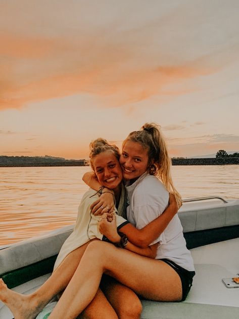 Boat Pics, Lake Trip, Lake Photos, Best Friend Photos, Cute Friend Pictures, Pic Pose, Lake Pictures, Bff Goals, Bff Pictures