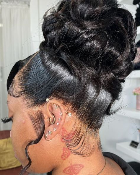 NYC | ATL Hairstylist | MUA on Instagram: "😍Scalp! 2 frontal ponytail ❤️Want to learn this technique and more? If you’re serious about your growth, and drastically increasing your revenue this year, then I invite you to join me for a LIVE two-day 360 ponytail masterclass on March 18th & 19th, we’re going to be covering ALL things business growth for YOUR business. Here’s exactly what we’re covering: •Full lace wig install •Business growth •Social media content •Speaking with our top account 360 Lace Frontal Wig Installation, 2 Frontal Ponytail, Frontal Ponytail, Lace Wig Install, Wig Install, Full Lace Wig, Media Content, Lace Wig, Social Media Content