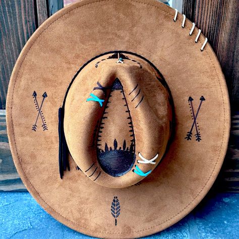 This Vegan Suede Boho Rancher Style Hat Is Custom Made And Completely Unique. The Brim Is 9.5 Inches And Has An Adjustable Band To Accommodate Any Head Size. Boho Wedding Hat, Custom Cowgirl Hats, Western Hat Styles, Decorated Hats, Burned Hats, Boho Hats, Cowboy Hat Design, Diy Hats, Hat Burning