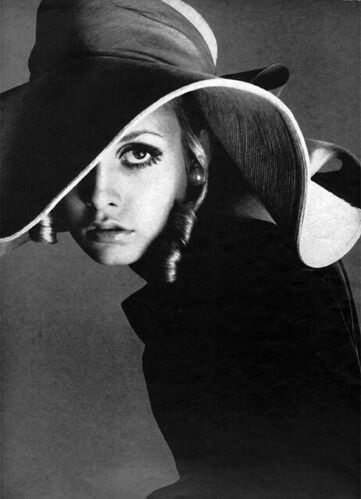 Richard Avedon Photos, Twiggy Hair, Richard Avedon Photography, Vogue Fashion Photography, Black And White Photograph, Richard Avedon, Vogue Uk, Fashion Photography Inspiration, Famous Photographers