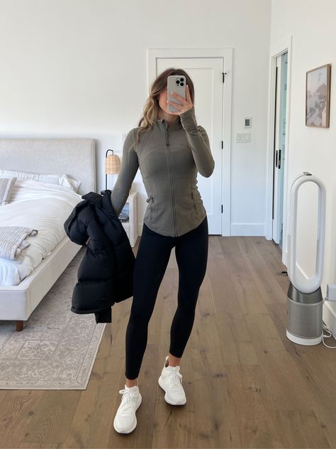 Winter Activewear Outfits, Fitness Instructor Outfit, Oversized Workout Outfit, Running Outfits For Women Cold, Darc Sport Outfit, Athletic Outfits For Work, Winter Pilates Outfit, Simple Workout Outfits, Autumn Sport Outfit