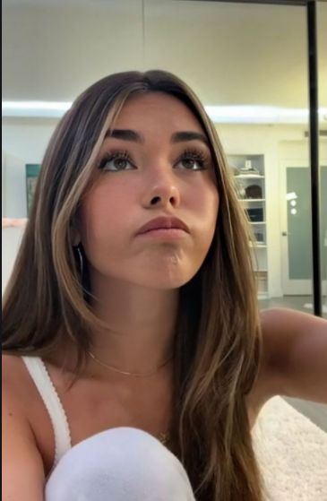 Highlights Madison Beer, Madison Beer Haircut, Madison Beer Hair Highlights, Madison Beer Hair, Korean Hair Color, Lighter Hair, Brown Hair Inspo, Hair Color Streaks, Brunette Hair With Highlights