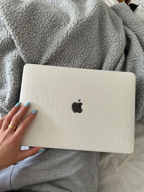 White Apple Mac Book laptop case Macbook Carrying Case, Crocodile Macbook Case, Macbook Cover Case, Mac Book Air Aesthetic, College Macbook, Luxurious Workspace, Clear Macbook Case, Macbook Case Aesthetic, Macbook Ideas