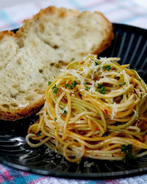 Fettucini Aglio Olio 12 Tomatoes, Spaghettini Recipes, Traditional Italian Pasta, Pasta Aglio E Olio, Garlic And Oil, Pasta With Garlic, Colored Pasta, Bread Dishes, Aglio E Olio