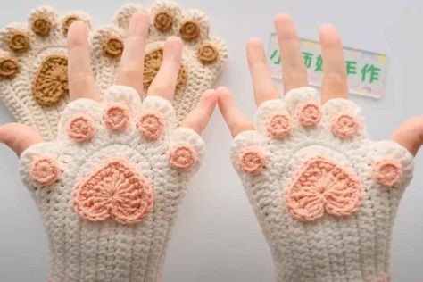 Get Catty with Crochet: Make Your Own Clawed Half-Finger Gloves Paw Crochet, Crocheted Gloves, Crochet Gloves Free Pattern, Gato Crochet, Kat Haken, Crochet Hand Warmers, Paw Hand, Crochet Gloves Pattern, Crochet Dog Sweater