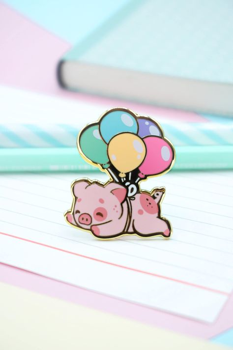 🎨 Dive into a world of whimsy with this enchanting hard enamel pin. Behold the heartwarming sight of a jubilant piglet suspended from a bouquet of five colorful balloons, each one painted in shades of green, blue, purple, pink, and yellow. Making it a whimsical accessory for anyone who loves cute and quirky designs. This enamel pin is the perfect gift for every pig and farm animal fan and lovers of cute art. The colours of this pin are rainbow, pink, yellow, green, white, blue and purple. 🍃 Al Aesthetic Birthday, Whimsical Accessories, Pin Cute, Art Kawaii, Cute Pig, Colourful Balloons, Cute Pigs, Presents For Mom, Kawaii Aesthetic