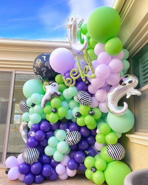 Gender Reveal Purple And Green, Purple And Green Gender Reveal Ideas, Purple And Green Gender Reveal, Cauldron Gender Reveal, Pumpkin Gender Reveal, Halloween Gender Reveal, Baby Shower Purple, Green Pumpkin, Halloween Baby