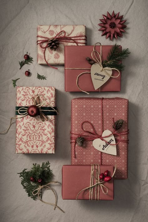 Christmas Paket Wrapping Ideas, Pine Cone Gift Wrap, Beautiful Present Wrapping, Christmas Gift Ideas Wrapping, Cute Christmas Packaging Ideas, Natural Christmas Present Wrapping, Long Gift Wrapping Ideas, Christmas Gift Package Ideas, Christmas Packages Ideas