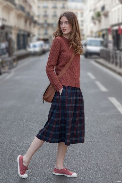 Skirts With Sneakers, Sneakers Dress, Dress Sneakers, Rok Outfit, How To Wear Sneakers, Simple Fall Outfits, Skirt And Sneakers, Stil Inspiration, Outfit Trends