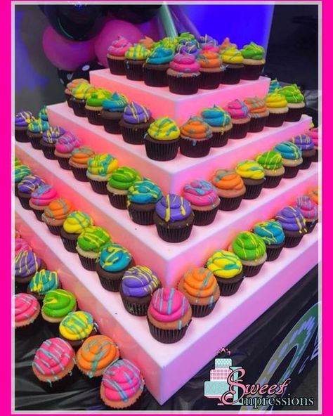 Neon Birthday Party Cupcakes, Neon Glow Cupcakes, Neon Party Desserts, Glow In The Dark Cupcakes Neon, Glow Party Desserts, Rave Birthday Cake, Rave Cupcakes, Glow Party Cupcake Ideas, Neon Cupcakes Ideas